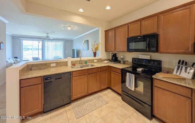 Building Photo - 6846 Roundleaf Dr