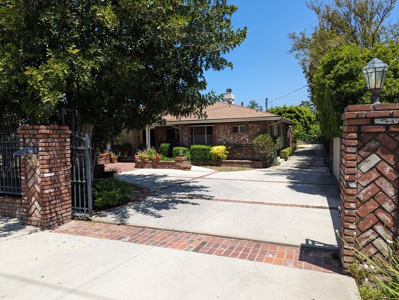 Primary Photo - 5440 Topeka Dr