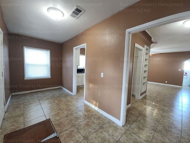 Building Photo - Charming 2 bedroom, 1 bathroom house near ...