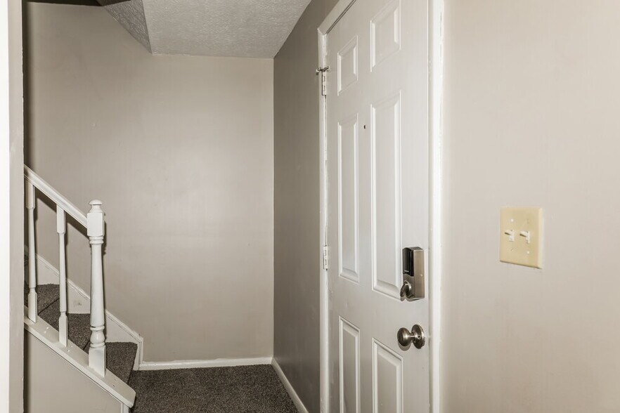 Building Photo - 822 Woodlark Dr