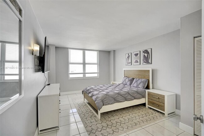 Building Photo - 3725 S Ocean Dr