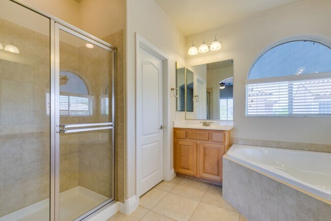 Building Photo - Spacious & Beautiful 3-Bedroom Home in Gat...