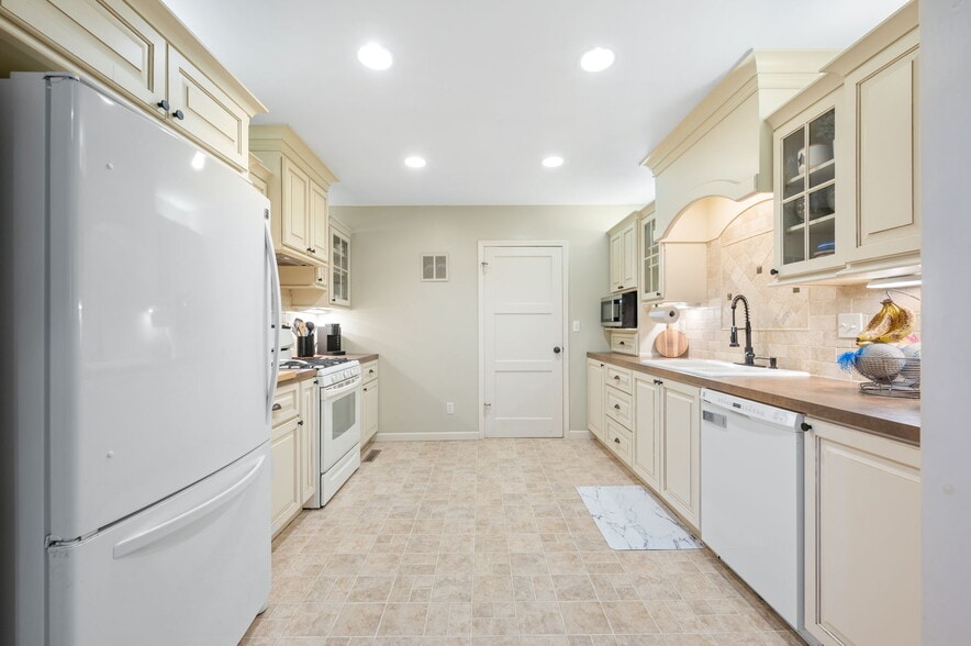 Building Photo - 3604 W Central Ave