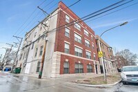 Building Photo - 1410 W Sunnyside Ave