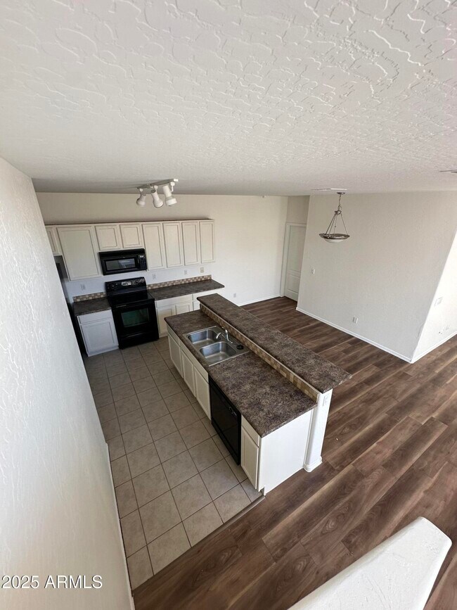 Building Photo - 1015 S Val Vista Dr