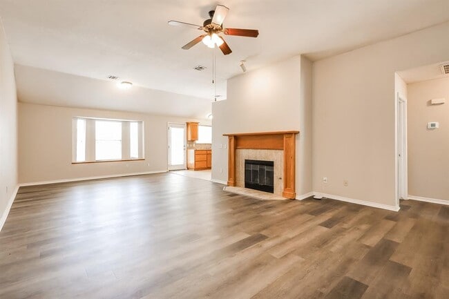 Building Photo - 1836 Parkridge Dr