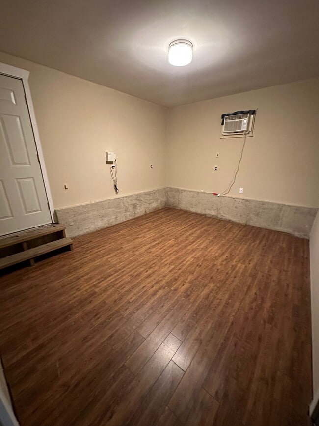 Building Photo - 905 Honeysuckle Ave