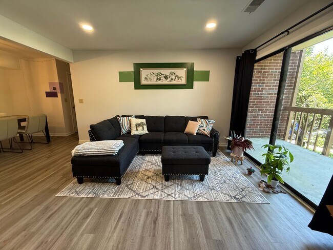 Building Photo - Fully Furnished Condo with community pool