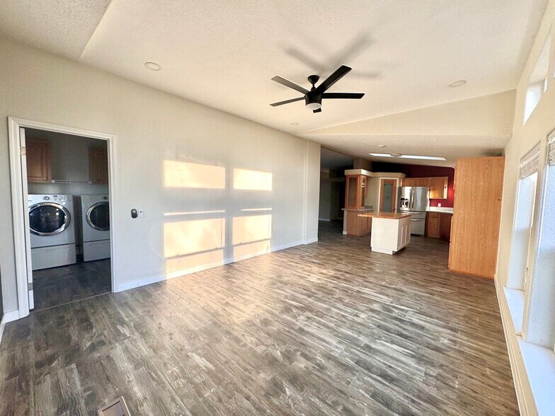 Family Room / Laundry - 3204 Locust Ave