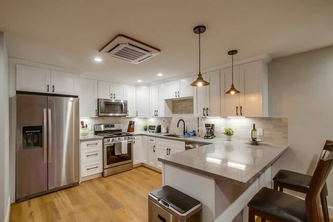 Building Photo - 745 Island Ct