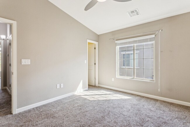 Building Photo - Gorgeous Condo