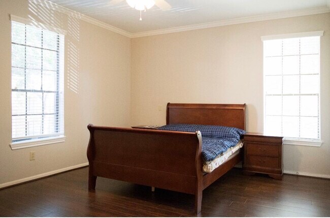 Building Photo - 2255 Braeswood Park Dr