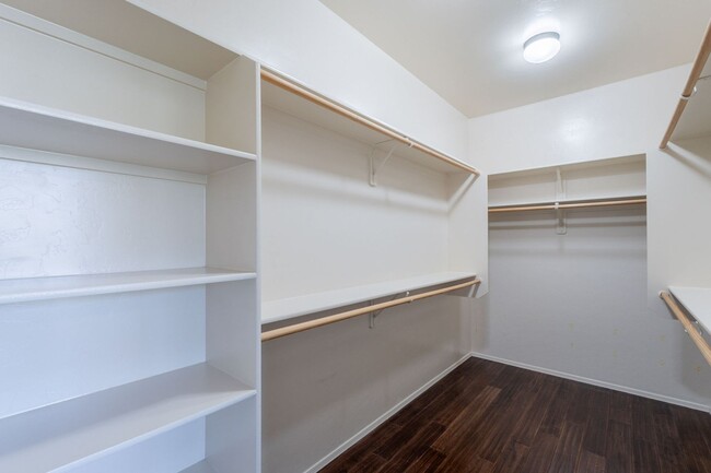 Building Photo - Bright, Spacious Riverside Crossing Retrea...