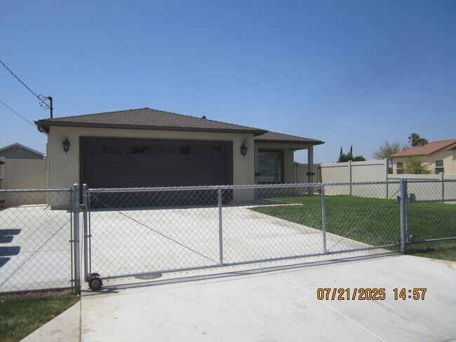 Building Photo - Immaculate Single Story Like New