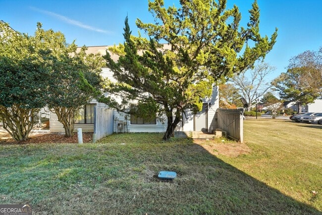 Building Photo - 293 Country Club Dr