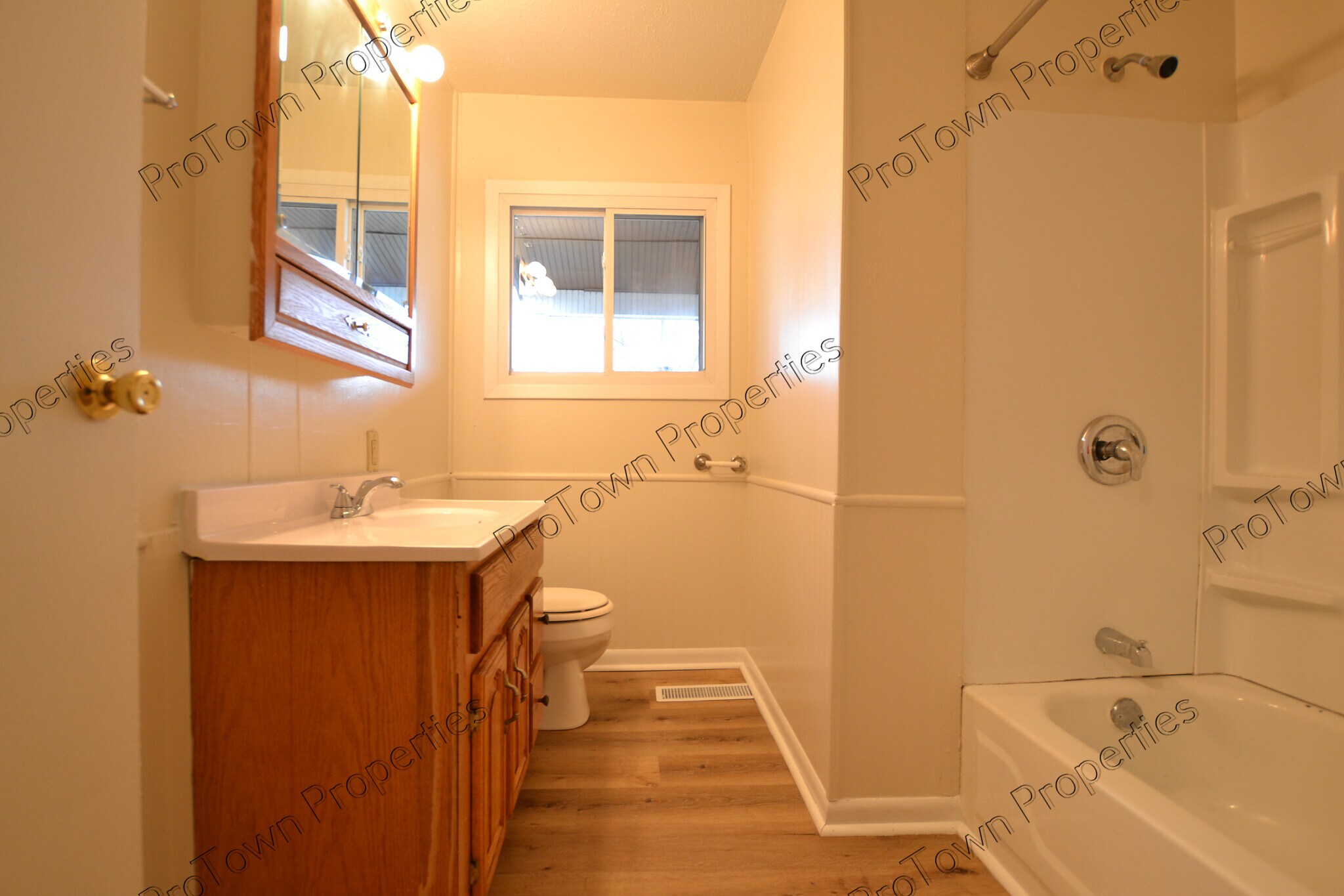 Building Photo - 16 S Hammes Ave