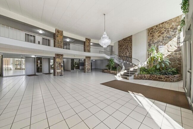 Building Photo - 16 E Old Willow Rd