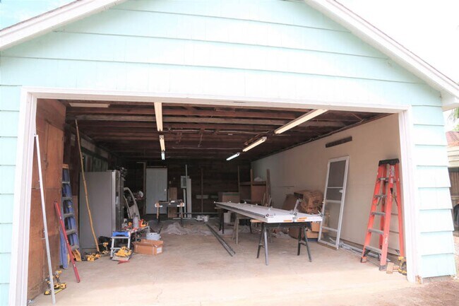 Building Photo - Seriously Spacious 5 bed 2 bath 36x20 Shop Garden Shed