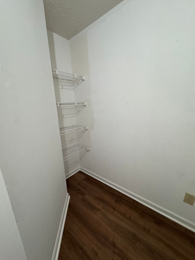 Building Photo - 1049 Mustang Ct