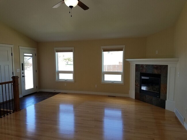 Building Photo - House For Lease