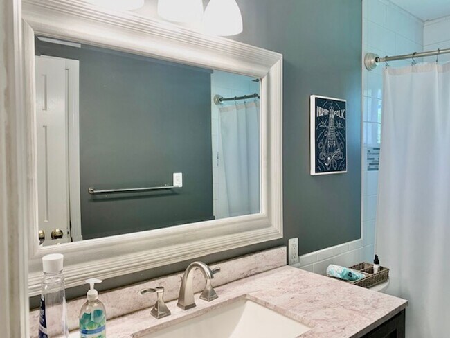 Building Photo - Light filled 2 BR plus 2 rooms, 2 FB including one in finished basement. Great location