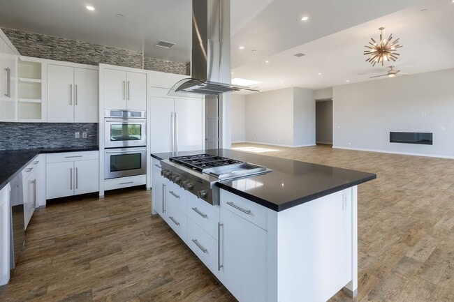 Building Photo - 4 Br 5 Ba with STUNNING VIEWS and Jacuzzi