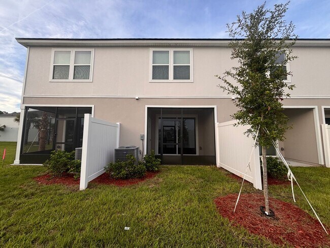Building Photo - Never-Lived-In 3BR/2.5BA Townhome! Screened Lanai & Pond View!