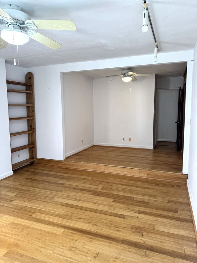 Building Photo - Aina Haina - Renovated 4 bedroom, 2 bath single family home