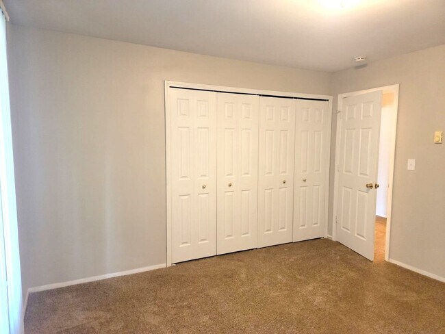 Building Photo - Charming unit in a quiet neighborhood