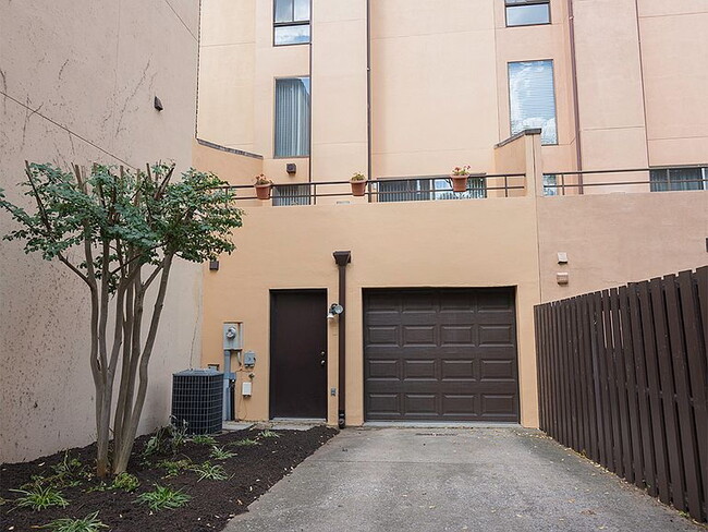 Building Photo - 21 W Lee St