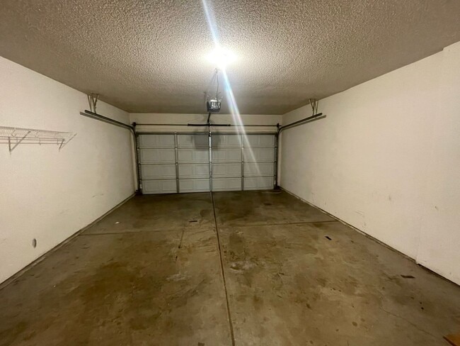 Building Photo - COMING SOON Cozy House 3 bed 2 bath 2 car ...