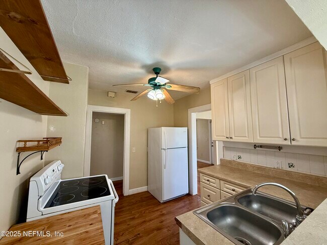 Building Photo - 625 Meteor St