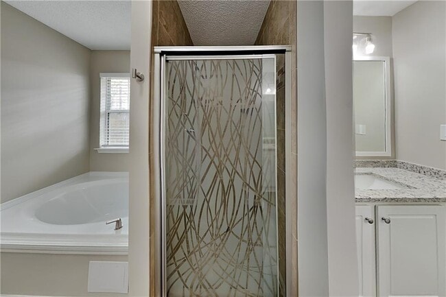 Building Photo - 104 Silvergrass Dr