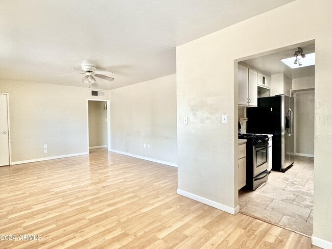 Building Photo - 731 W 12th Pl