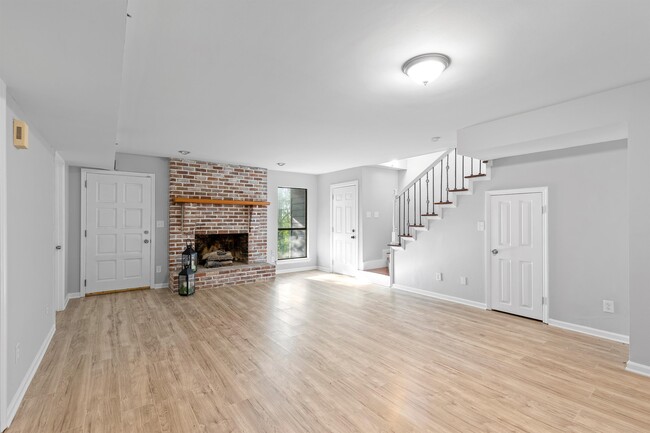 Building Photo - 555 Benson Dr