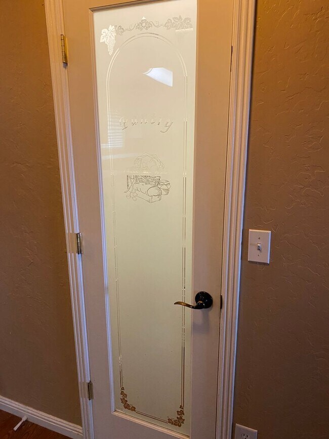 Building Photo - Country living and space!