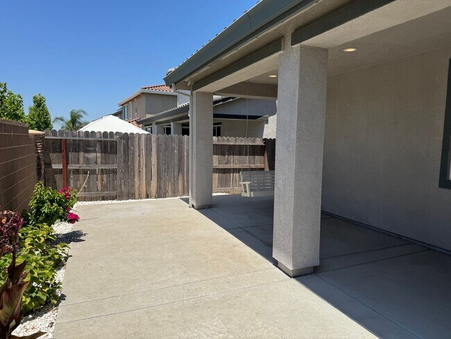 Building Photo - Beautiful 5 Bedroom, 3 Bathroom, 2800 Sqft...
