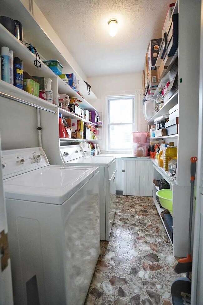 Building Photo - 64 Willow St