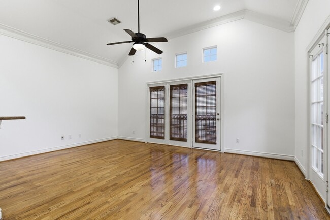 Building Photo - 1303 Sherwood Point Ln