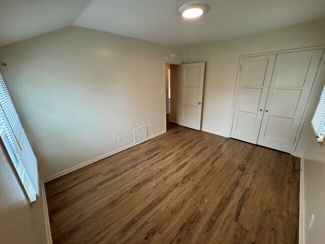 Building Photo - Quaint Midtown Home with New Wood Flooring & Large Yard!!