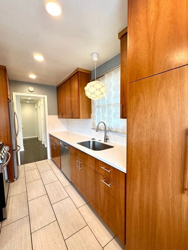 Building Photo - Fabulous 3 bedroom 1 bathroom updated home