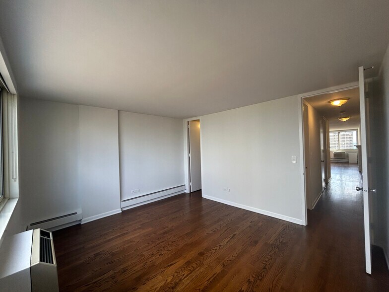 Building Photo - 1350 N Dearborn St
