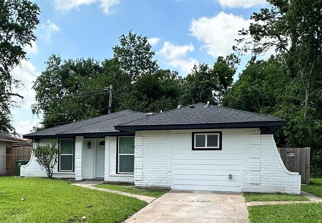 Building Photo - 4519 Oak Shadows Dr