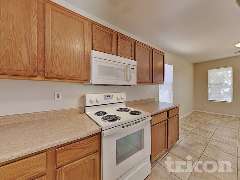 Building Photo - 6014 S 16th Ln