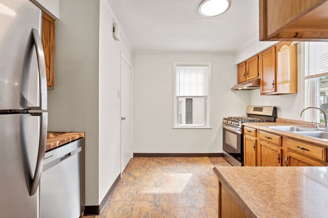 Building Photo - 611 Lincoln Pl