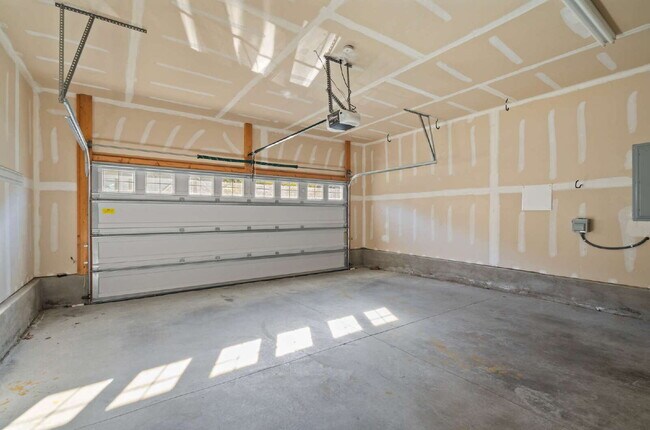 Building Photo - Charming 4-Bed Home in Durham with Fenced-...