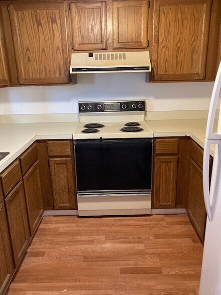 Kitchen w dishwasher/disposal - 50 Rantoul St