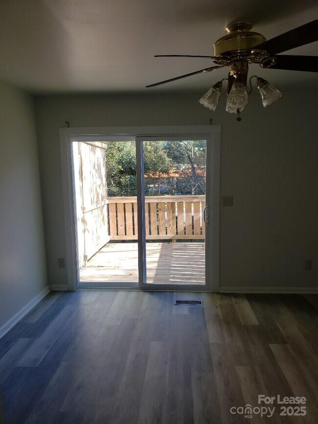 Building Photo - 2830 Hosta Dr