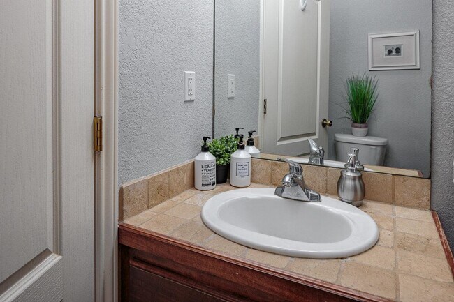 Building Photo - 121 La Paloma Dr