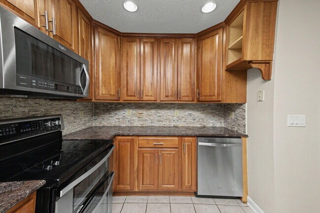 Building Photo - 6 Pinehurst Dr